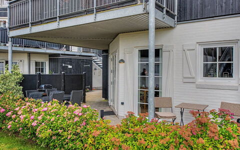 Elvira - 300M from the Sea: Blau, Wohngebiet, Wohnung, Eigentumswohnung, Resort, Balkon, Estate, Rasen, Schwimmbad, Hotel