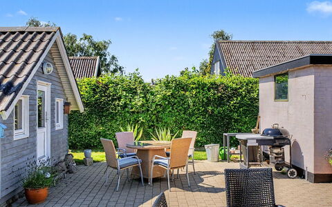 Rosalie - 150M from the Sea: Haus, Zuhause, Dach, Strauch, Hütte, Garten, Wohngebiet, Abstellgleis, Grundstueck