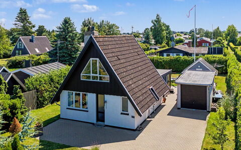 Rosalie - 150M from the Sea: Zuhause, Haus, Wohngebiet, Dach, Hütte, Estate, Landscaping, Rasen, Garten, Abstellgleis