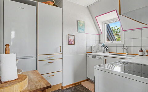 Rosalie - 150M from the Sea: Flooring, Interior Design, Küche, Holz, Fussboden, Major Appliance, Countertop, Cabinetry, Küchengerät, Decke