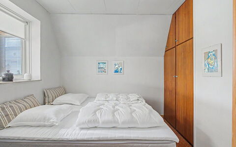 Rosalie - 150M from the Sea: Schlafzimmer, Bett, Fussboden, Holz, Interior Design, Flooring, Bettdecke, Bedding, Decke, Linens