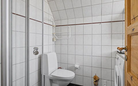 Rosalie - 150M from the Sea: Wand, Flooring, Fussboden, Armatur, Toilleten Sitz, Interior Design, Toilette, Badezimmer, Installation, Zimmer