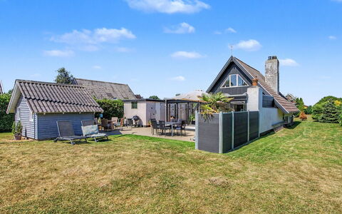 Rosalie - 150M from the Sea: Himmel, Gras, Dach, Haus, Zuhause, Hütte, Wohngebiet, Die Architektur, Strauch