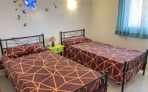 Vista Mar: Bett, Schlafzimmer, Bedding, Bettdecke, Möbel, Fussboden, Flooring, Interior Design, Linens, Bettrahmen