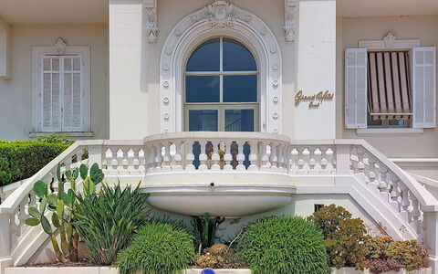 Le Grand Hotel: Gebirge, Balkon, Bergdorf