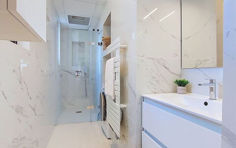 Le Grand Hotel: Flooring, Fussboden, Interior Design, Armatur, Decke, Badezimmer, Installation, Fliese, Spiegel, Badezimmerschrank