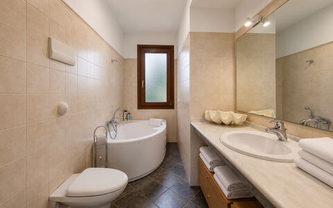 Villa Don Pino: Badezimmer, Bad Sink, Flooring, Interior Design, Armatur, Fussboden, Sinken, Decke, Zapfhahn, Installation