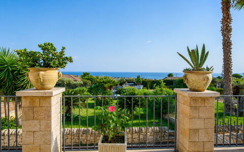 Villa Don Pino: Blumentopf, Garten, Landscaping, Schatten, Ozean, Zimmerpflanze, Tropen, Flagstone, Balkon