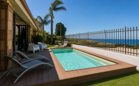 La Villa di Giusy: Schwimmbad, Resort, Flooring, Eco Hotel, Fussboden, Verbundwerkstoff, Freizeit, Deck, Schatten, Garten