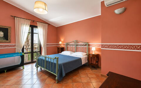 La Villa di Giusy: Möbel, Interior Design, Flooring, Fussboden, Decke, Zimmer, Wohnung, Stuhl, Schlafzimmer, Bett
