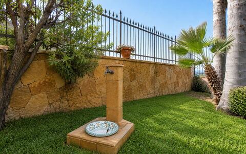 La Villa di Giusy: Garten, Landscaping, Hinterhof, Rasen, Garten, Flagstone, Water Feature, Blumentopf, Hof