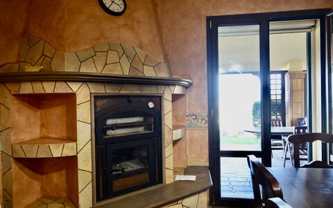 La Villa di Giusy: Holz, Feuerstelle, Holzbeize, Natürliches Material, Hartholz, Kamin, Holzofen, Haushaltsgerät, Fliese, Wohnzimmer