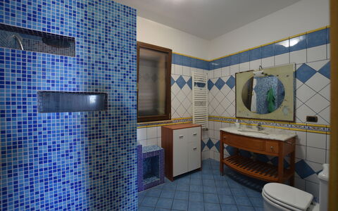 La Villa di Giusy: Flooring, Interior Design, Fussboden, Armatur, Fliese, Decke, Badezimmer, Zimmer, Zapfhahn, Installation