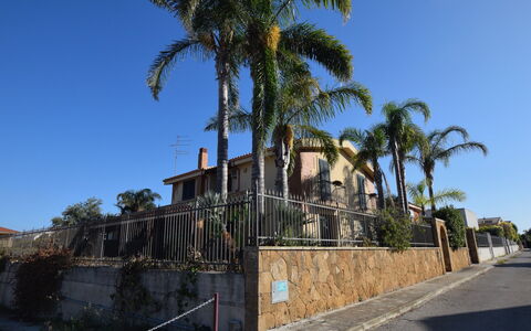La Villa di Giusy: Himmel, Baum, Wohngebiet, Haus, Zuhause, Gehölz, Vorort, Schatten