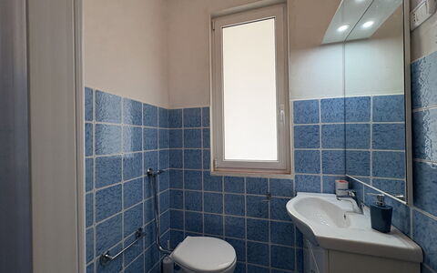 Casale Nardi: Badezimmer, Armatur, Wand, Toilleten Sitz, Toilette, Flooring, Fussboden, Installation, Interior Design, Sinken