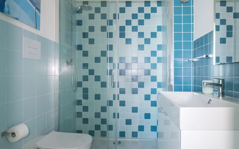 A Casa di Gio: Blau, Badezimmer, Armatur, Flooring, Interior Design, Fussboden, Installation, Fliese, Bad Sink, Verbundwerkstoff