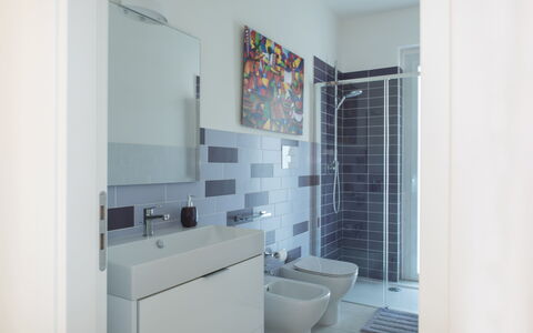 A Casa di Gio: Flooring, Wand, Fussboden, Interior Design, Armatur, Badezimmer, Fliese, Installation, Verbundwerkstoff, Toilette