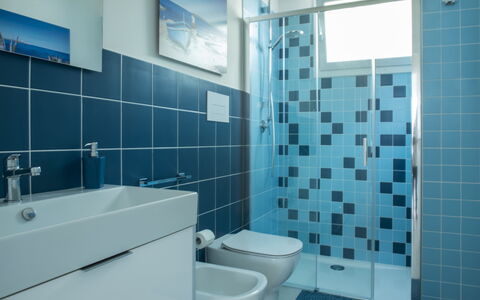 A Casa di Gio: Blau, Armatur, Badezimmer, Flooring, Interior Design, Fussboden, Installation, Zapfhahn, Fliese, Sinken
