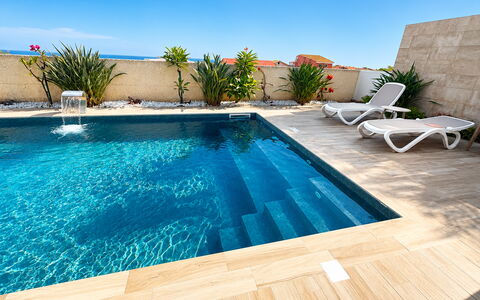 A Casa di Gio: Blau, Schwimmbad, Flooring, Fussboden, Verbundwerkstoff, Resort, Gartenmöbel, Freizeit, Water Feature, Schatten