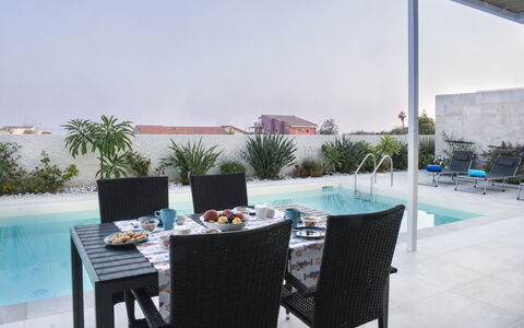 A Casa di Gio: Schwimmbad, Möbel, Gartenmöbel, Flooring, Fussboden, Verbundwerkstoff, Blumentopf, Stuhl, Resort, Schatten