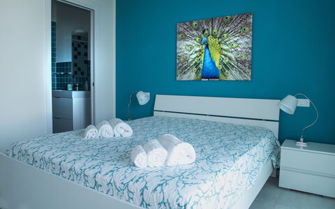 A Casa di Gio: Möbel, Blau, Interior Design, Bett, Schlafzimmer, Wand, Fussboden, Flooring, Bedding, Bettdecke