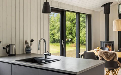 Pertti - 750M from the Sea: Holz, Countertop, Küche, Flooring, Möbel, Interior Design, Fussboden, Holzboden, Küchengerät, Zuhause