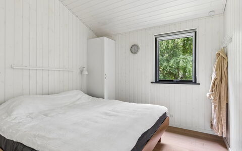 Pertti - 750M from the Sea: Holz, Flooring, Schlafzimmer, Fussboden, Decke, Bett, Interior Design, Holzboden, Bettdecke, Bettrahmen