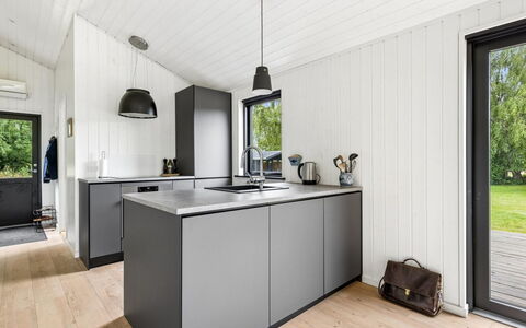 Pertti - 750M from the Sea: Holz, Küche, Countertop, Küchengerät, Flooring, Interior Design, Cabinetry, Möbel, Major Appliance, Decke
