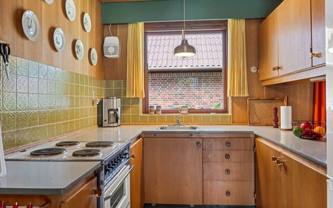 Milly - 500M to the Fjord: Küche, Countertop, Interior Design, Holz, Cabinetry, Flooring, Decke, Küchengerät, Major Appliance, Spüle