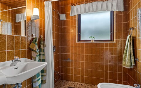 Milly - 500M to the Fjord: Armatur, Badezimmer, Flooring, Interior Design, Sinken, Bad Sink, Fussboden, Zapfhahn, Installation, Decke