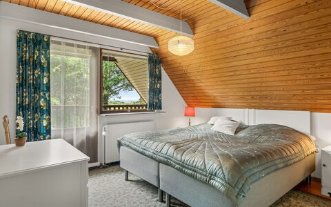 Milly - 500M to the Fjord: Bett, Schlafzimmer, Interior Design, Bettdecke, Holz, Bedding, Decke, Möbel, Flooring, Fussboden