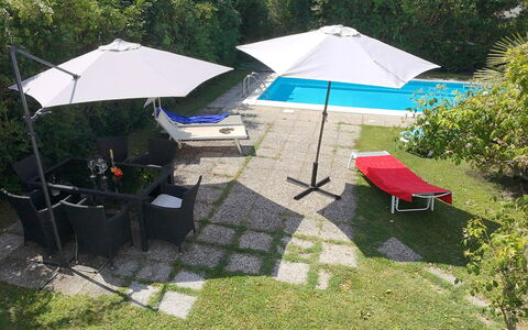 Villa Eva: Schwimmbad, Regenschirm, Möbel, Gartenmöbel, Stuhl, Resort, Schatten, Sonnenliege, Freizeit, Garten