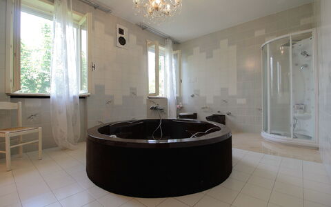 Villa Eva: Badewanne, Flooring, Interior Design, Fussboden, Armatur, Badezimmer, Installation, Beleuchtung, Decke, Zimmer