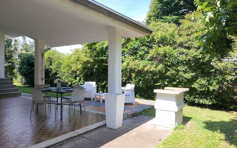 Villa Eva: Säule, Schatten, Beton, Veranda, Garten, Outdoor Struktur, Rasen, Hinterhof, Landscaping, Garten