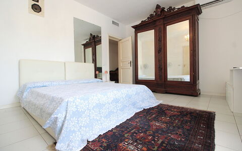 Villa Eva: Bett, Möbel, Schlafzimmer, Interior Design, Fussboden, Flooring, Bettdecke, Bedding, Holz, Zimmer