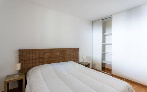 Lacanau 679: Bett, Schlafzimmer, Bedding, Interior Design, Flooring, Fussboden, Möbel, Bettdecke, Wand, Holz