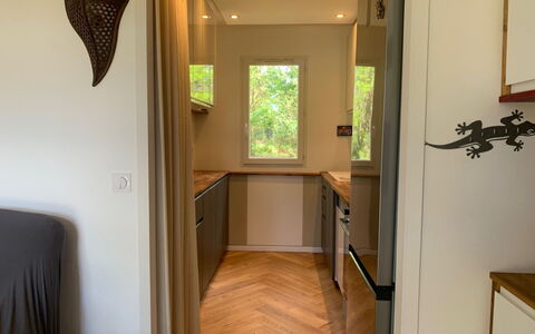 Allée des Dunes: Flooring, Interior Design, Holz, Fussboden, Countertop, Decke, Möbel, Beleuchtung, Zimmer, Küche