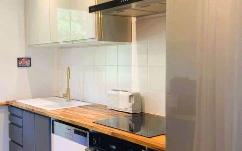 Allée des Dunes: Küchengerät, Küche, Countertop, Major Appliance, Cabinetry, Flooring, Interior Design, Haushaltsgerät, Holz, Möbel