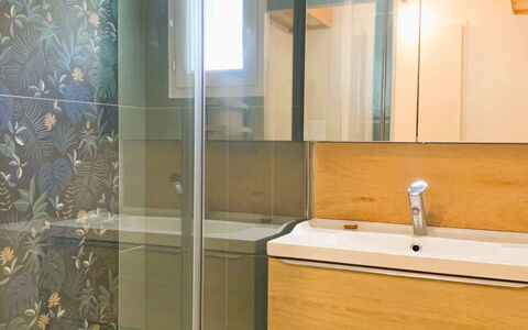 Allée des Dunes: Flooring, Bad Sink, Armatur, Badezimmer, Fussboden, Badezimmerschrank, Interior Design, Sinken, Installation, Spiegel