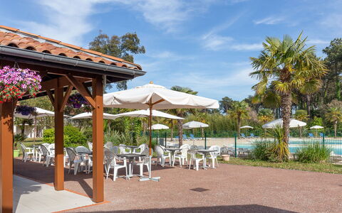 Allée des Dunes: Resort, Schatten, Estate, Gartenmöbel, Eco Hotel, Hazienda, Garten, Landscaping, Stuhl, Restaurant