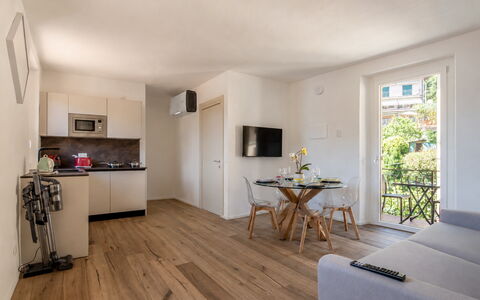 Next Comacina, Lago di Como: Möbel, Flooring, Wohnung, Stuhl, Holzboden, Hartholz, Zimmerpflanze, Holzbeize, Wohnzimmer, Balkon