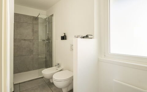 Next Comacina, Lago di Como: Badezimmer, Flooring, Wand, Armatur, Fussboden, Toilette, Toilleten Sitz, Interior Design, Installation, Bad Sink