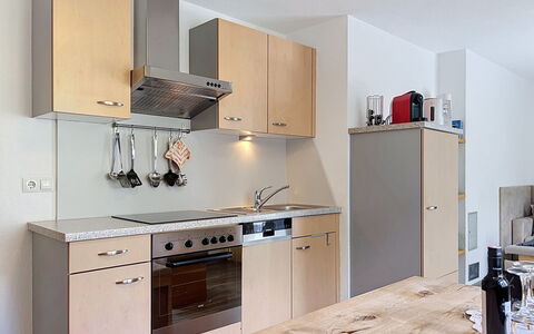 Pettneu am Arlberg 662: Küche, Küchengerät, Countertop, Möbel, Cabinetry, Major Appliance, Holz, Flooring, Interior Design, Herd
