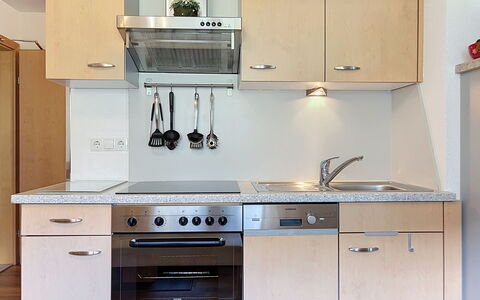 Pettneu am Arlberg 662: Küchengerät, Küche, Cabinetry, Countertop, Major Appliance, Möbel, Haushaltsgerät, Herd, Holz, Herd