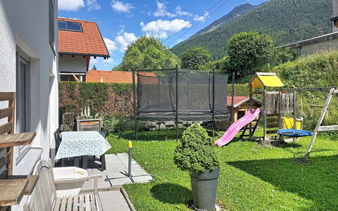 Pettneu am Arlberg 662: Schatten, Rasen, Garten, Garten, Gartenmöbel, Hinterhof, Alpen, Hof, Zimmerpflanze