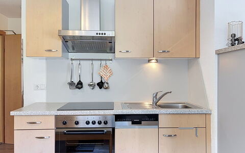 Pettneu am Arlberg 662: Küchengerät, Küche, Countertop, Cabinetry, Major Appliance, Möbel, Holz, Herd, Herd, Haushaltsgerät