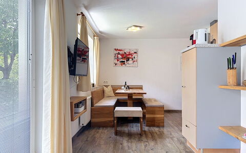 Pettneu am Arlberg 662: Möbel, Interior Design, Flooring, Holz, Fussboden, Zimmer, Decke, Tabelle, Beleuchtung, Wohnzimmer