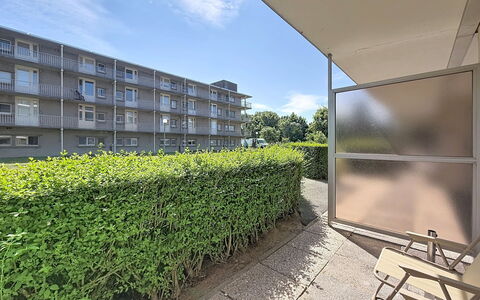 Hyacint with Parking: Wohngebiet, Wohnung, Verbundwerkstoff, Eigentumswohnung, Balkon, Rasen, Hecke, Schatten, Garten, Estate