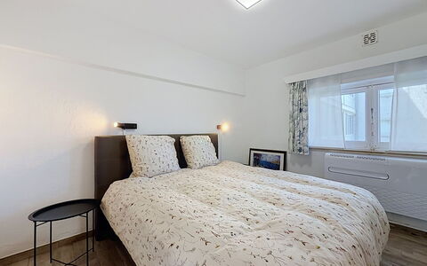 Hyacint with Parking: Interior Design, Bett, Schlafzimmer, Wand, Flooring, Möbel, Fussboden, Decke, Holz, Zimmer