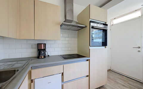 Hyacint with Parking: Küche, Küchengerät, Countertop, Major Appliance, Cabinetry, Flooring, Interior Design, Holz, Fussboden, Möbel